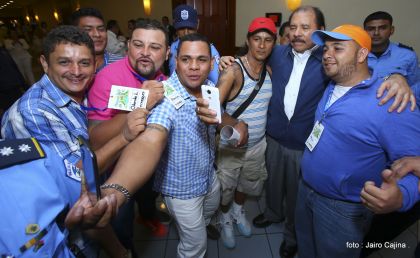 Presidente Daniel participa en premiación de la Crónica Deportiva