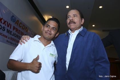 Presidente Daniel participa en premiación de la Crónica Deportiva