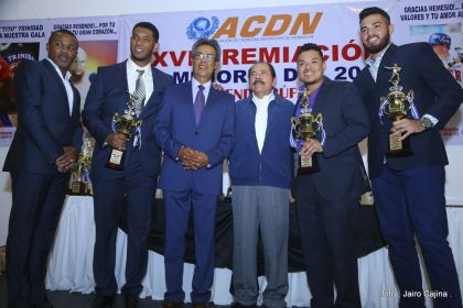 Presidente Daniel participa en premiación de la Crónica Deportiva