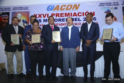 Presidente Daniel participa en premiación de la Crónica Deportiva