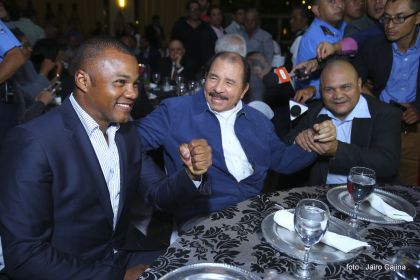 Presidente Daniel participa en premiación de la Crónica Deportiva