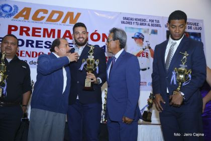 Presidente Daniel participa en premiación de la Crónica Deportiva