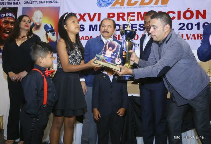 Presidente Daniel participa en premiación de la Crónica Deportiva