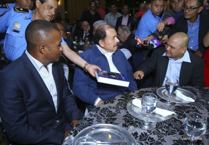 Presidente Daniel participa en premiación de la Crónica Deportiva