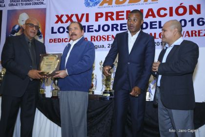 Presidente Daniel participa en premiación de la Crónica Deportiva