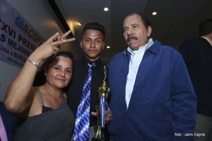 Presidente Daniel participa en premiación de la Crónica Deportiva