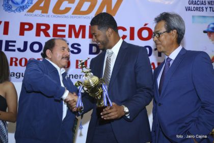Presidente Daniel participa en premiación de la Crónica Deportiva