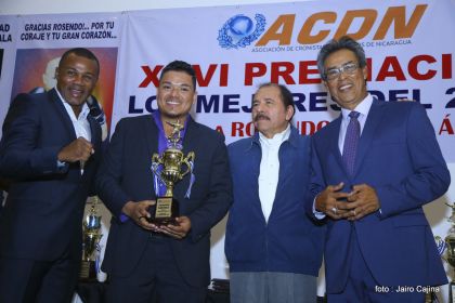 Presidente Daniel participa en premiación de la Crónica Deportiva