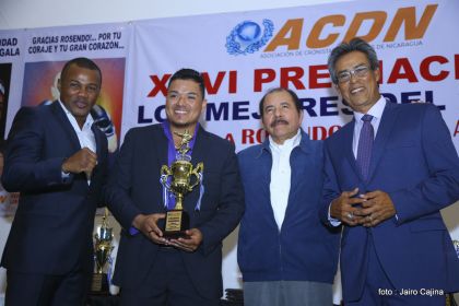 Presidente Daniel participa en premiación de la Crónica Deportiva