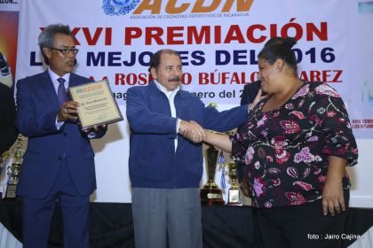 Presidente Daniel participa en premiación de la Crónica Deportiva