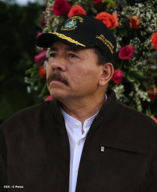 Daniel y Rosario presidente acto 34 Aniversario del Ejército