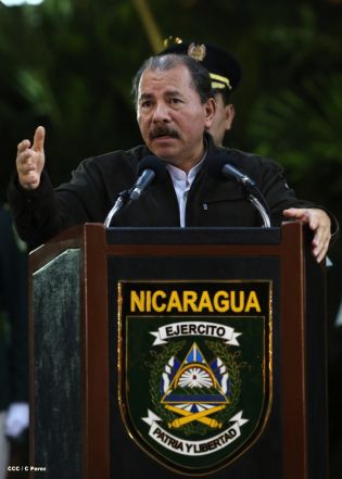 Daniel y Rosario presidente acto 34 Aniversario del Ejército