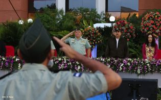 Daniel y Rosario presidente acto 34 Aniversario del Ejército