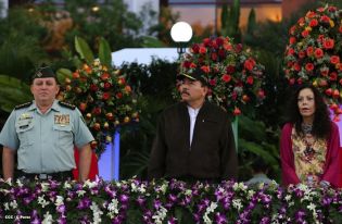 Daniel y Rosario presidente acto 34 Aniversario del Ejército