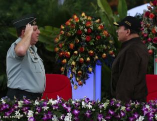 Daniel y Rosario presidente acto 34 Aniversario del Ejército