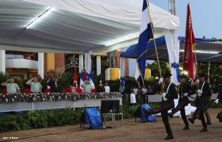 Daniel y Rosario presidente acto 34 Aniversario del Ejército