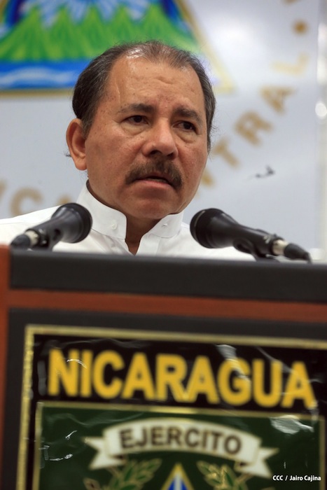 Presidente Daniel recibe Memoria Anual 2012 del Ejército de Nicaragua