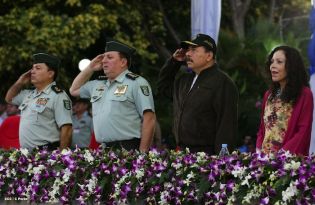 Daniel y Rosario presidente acto 34 Aniversario del Ejército