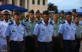 Daniel y Rosario presidente acto 34 Aniversario del Ejército