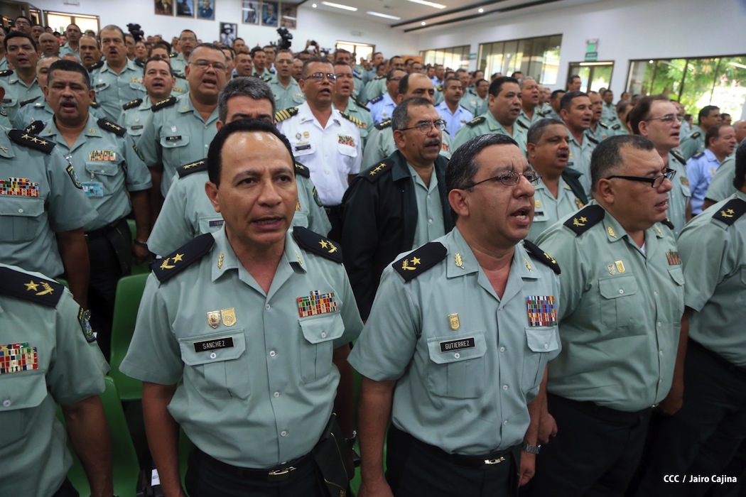 Presidente Daniel recibe Memoria Anual 2012 del Ejército de Nicaragua
