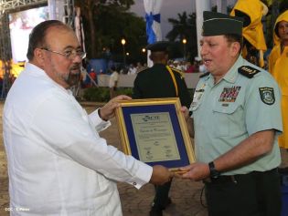 Daniel y Rosario presidente acto 34 Aniversario del Ejército
