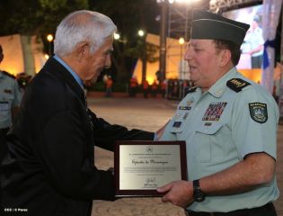 Daniel y Rosario presidente acto 34 Aniversario del Ejército