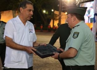 Daniel y Rosario presidente acto 34 Aniversario del Ejército