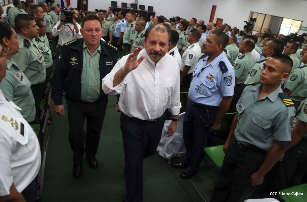 Presidente Daniel recibe Memoria Anual 2012 del Ejército de Nicaragua