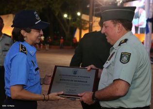 Daniel y Rosario presidente acto 34 Aniversario del Ejército