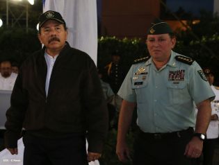 Daniel y Rosario presidente acto 34 Aniversario del Ejército