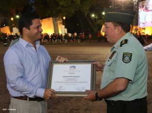 Daniel y Rosario presidente acto 34 Aniversario del Ejército