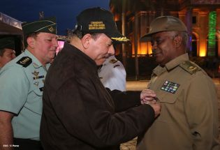 Daniel y Rosario presidente acto 34 Aniversario del Ejército