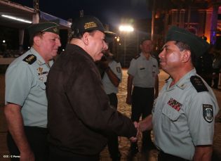 Daniel y Rosario presidente acto 34 Aniversario del Ejército