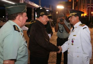 Daniel y Rosario presidente acto 34 Aniversario del Ejército