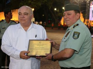 Daniel y Rosario presidente acto 34 Aniversario del Ejército