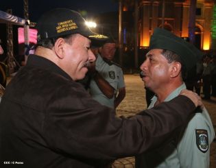 Daniel y Rosario presidente acto 34 Aniversario del Ejército