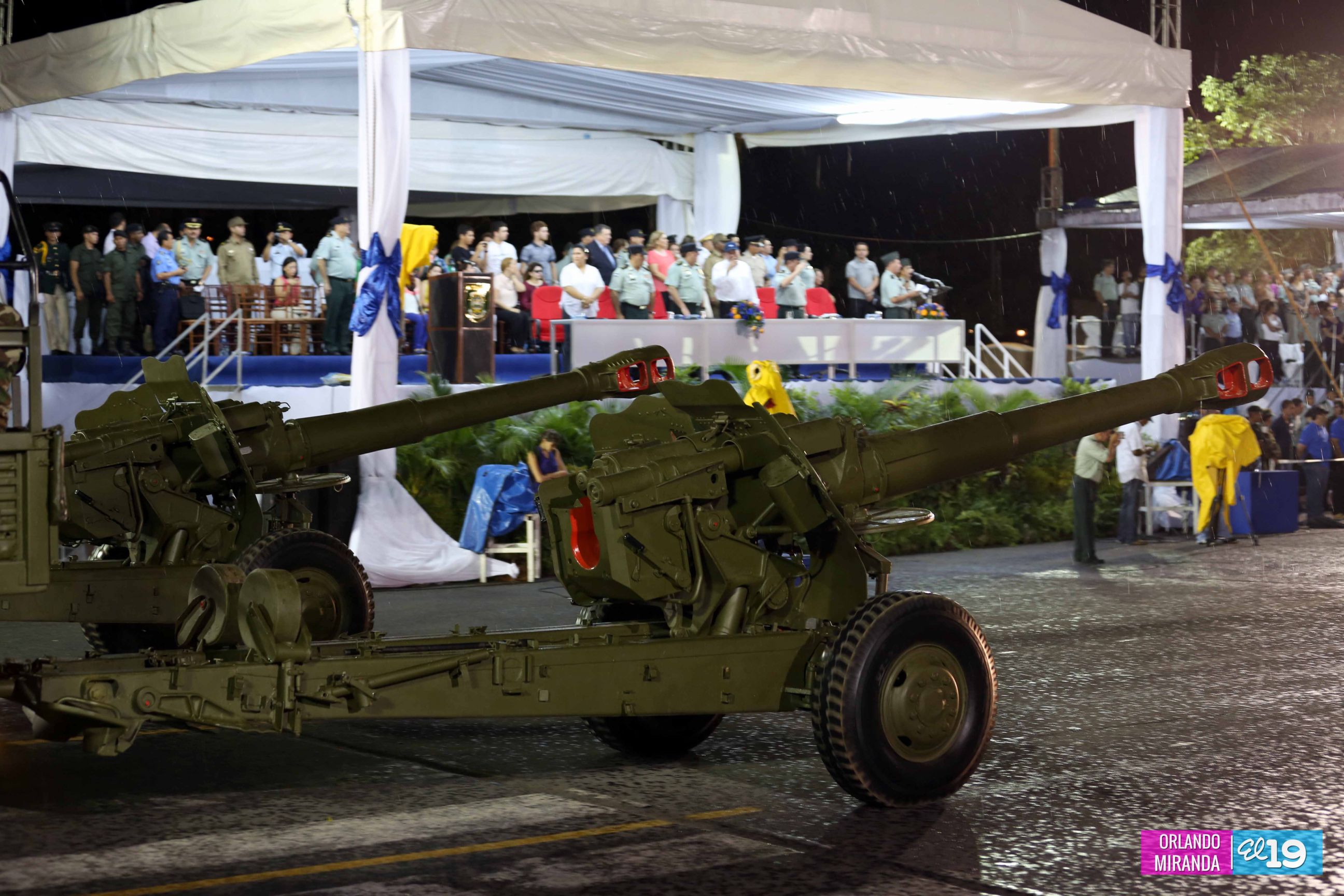 Desfile Militar en honor al 34 Aniversario del Ejército