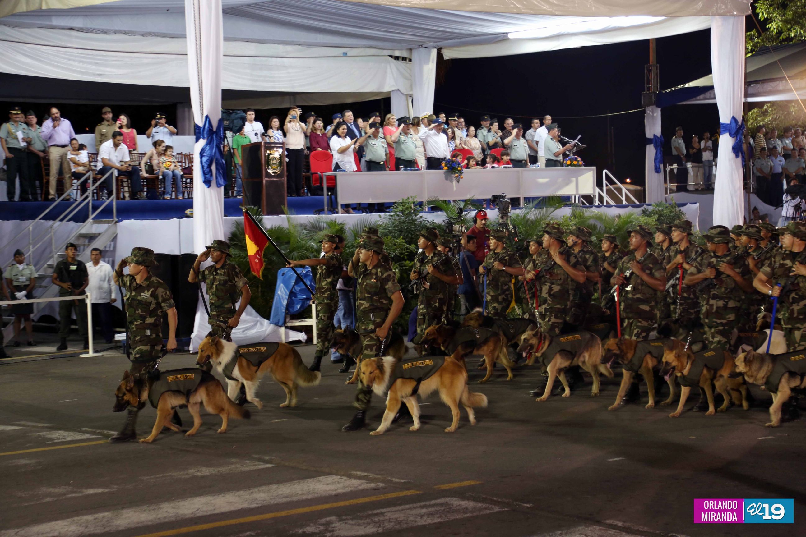 Desfile Militar en honor al 34 Aniversario del Ejército