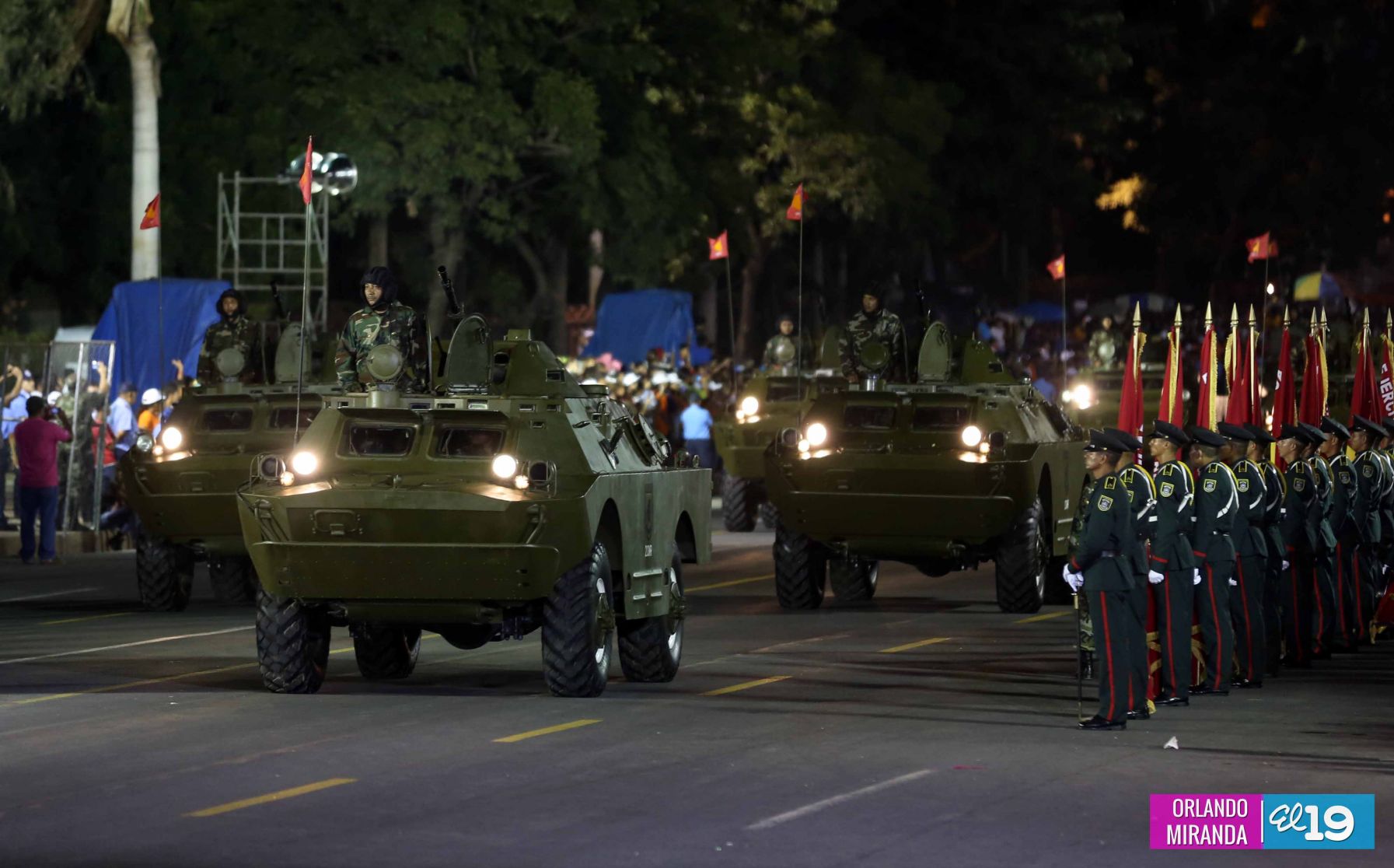 Desfile Militar en honor al 34 Aniversario del Ejército