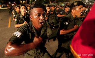 Desfile Militar en honor al 34 Aniversario del Ejército