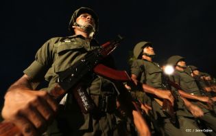 Desfile Militar en honor al 34 Aniversario del Ejército