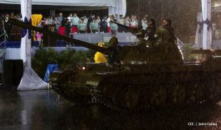 Desfile Militar en honor al 34 Aniversario del Ejército