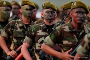 Desfile Militar en honor al 34 Aniversario del Ejército