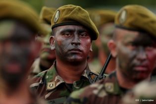 Desfile Militar en honor al 34 Aniversario del Ejército