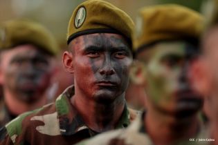 Desfile Militar en honor al 34 Aniversario del Ejército