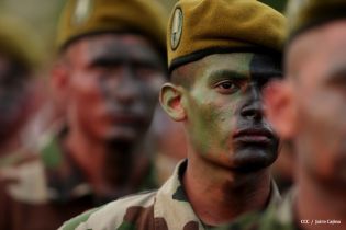 Desfile Militar en honor al 34 Aniversario del Ejército