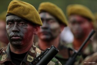 Desfile Militar en honor al 34 Aniversario del Ejército