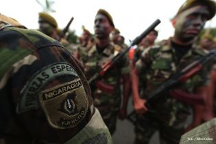 Desfile Militar en honor al 34 Aniversario del Ejército