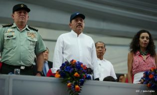 Desfile Militar en honor al 34 Aniversario del Ejército