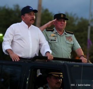 Desfile Militar en honor al 34 Aniversario del Ejército